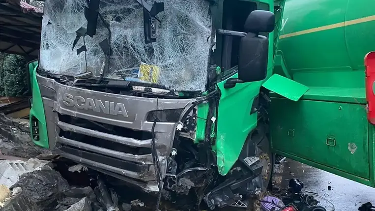 Halálos baleset: benzinszállítóval ütközött egy személygépkocsi a Beregszászi járásban