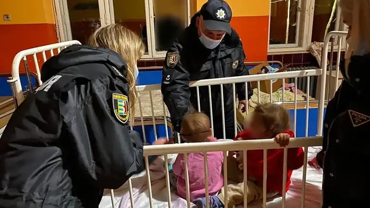 Két kisgyermeket vettek el egy édesanyától a beregszászi rendőrök