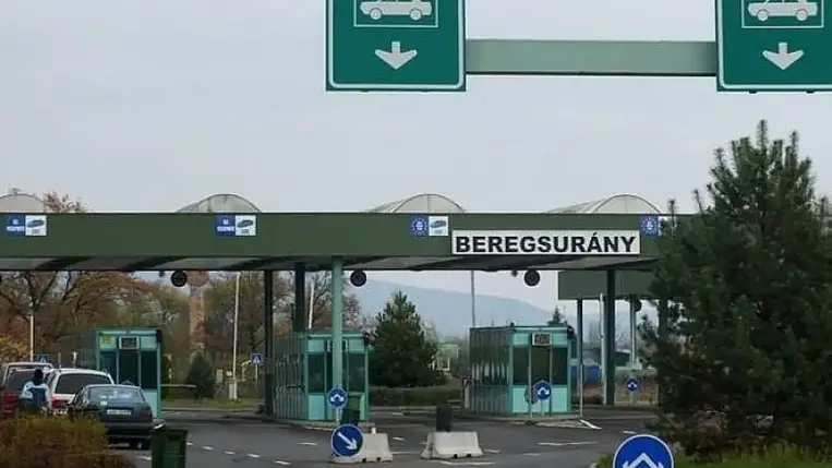 Magyar rendőrre támadt egy fiatal ukrán nő