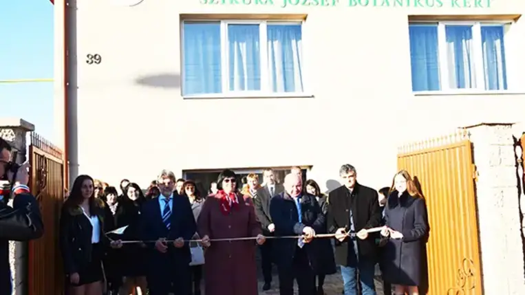 Idén újabb létesítménnyel gazdagodott Kárpátalja: átadták Szikura Józsefről, a főiskola egykori rektoráról elnevezett botanikus kert főépületét Nagyberegen. 