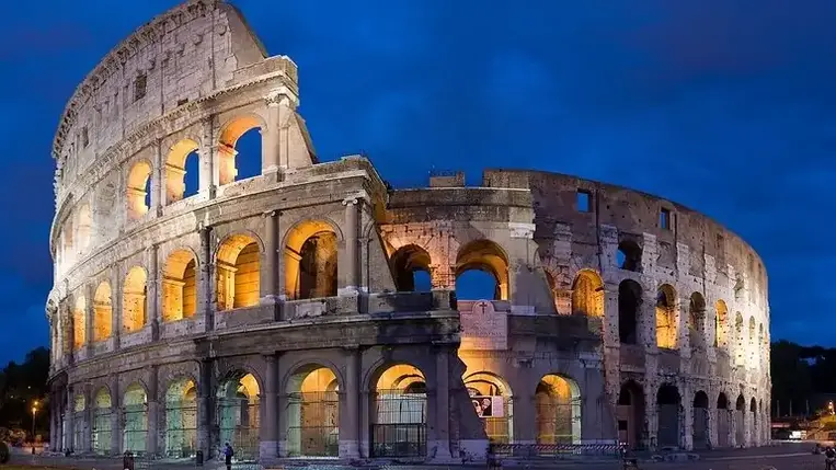 Beszöktek egy sörre éjszaka a római Colosseumba amerikai turisták