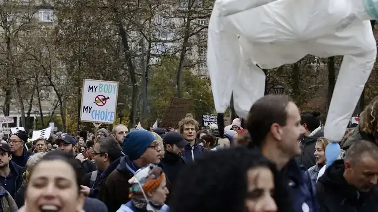 Ezrek vonultak utcára Brüsszelben a megszorító intézkedések ellen tiltakozva