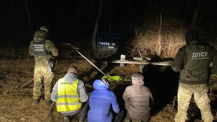 Két autót és cigarettát foglaltak le a csempészektől Kárpátalján