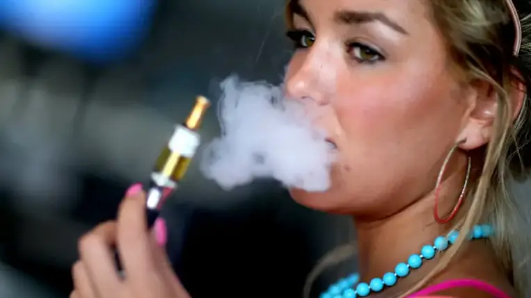 Ezért különösen veszélyes a fiatalokra az e-cigaretta