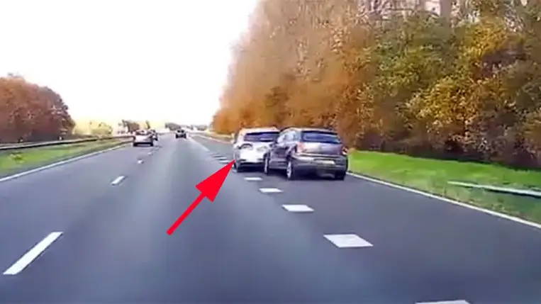 Elképesztő hőstett, a saját kocsijával állította meg az eszméletlenül sodródó sofőrt a sztrádán (Video)