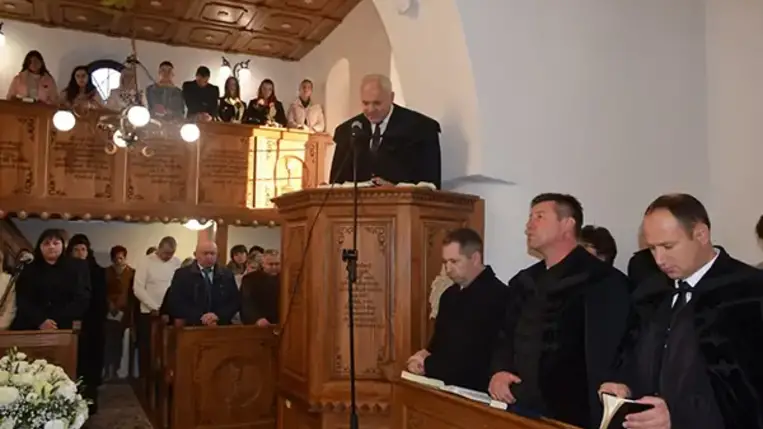 A reformáció emléknapján a megújult templomért és haranglábért adtak hálát a tiszebökényi reformátusok és a hozzájuk ez alkalomból érkezett vendégek. Fotó: Kovács Erzsébet