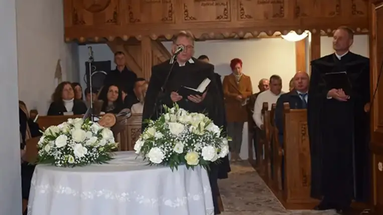 A reformáció emléknapján a megújult templomért és haranglábért adtak hálát a tiszebökényi reformátusok és a hozzájuk ez alkalomból érkezett vendégek. Fotó: Kovács Erzsébet