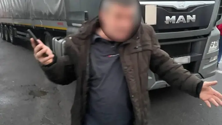 Kenőpénzt ajánlott a rendőröknek egy sofőr a csapi határon