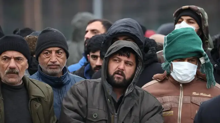 Határőröket is megsebesítettek a lengyel határt rohamozó migránsok