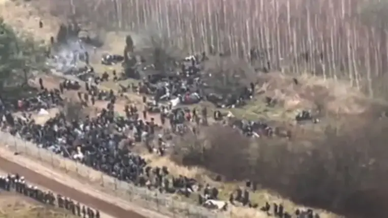 Lapáttal, drótvágóval estek neki a migránsok a lengyel kerítésnek