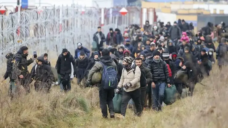 Megkezdték a migránsok visszavonását, de marad a készültség a lengyel határon