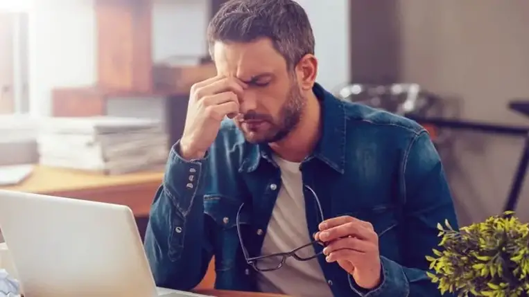 Mikor hívjunk mentőt fejfájással?