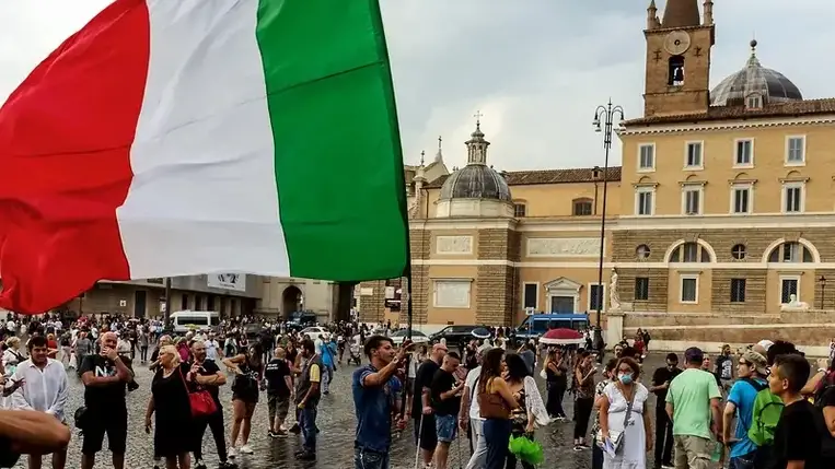 Olaszországban házkutatást tartottak a szélsőséges oltásellenes csoportok tagjainál