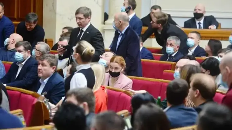 Ukrajnában november 15-től csak COVID-okmányokkal lehet belépni a parlament épületébe.