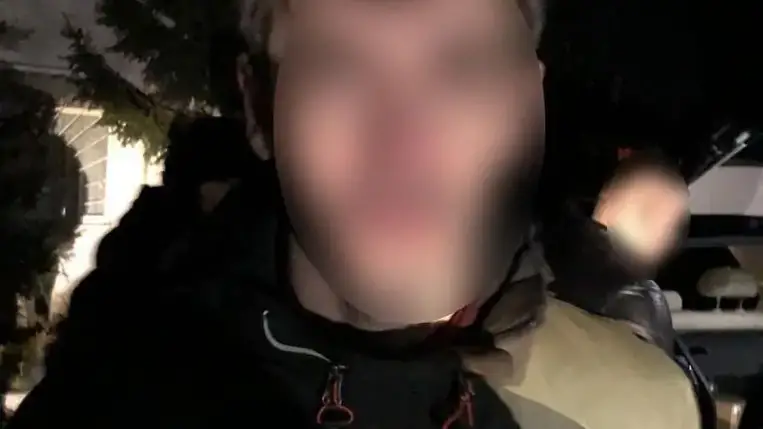 Kárpátalján a rendőrök őrizetbe vettek két bűnözőt, akik kiraboltak egy beregszászi benzinkutat. Fotó: Nemzeti Rendőrség