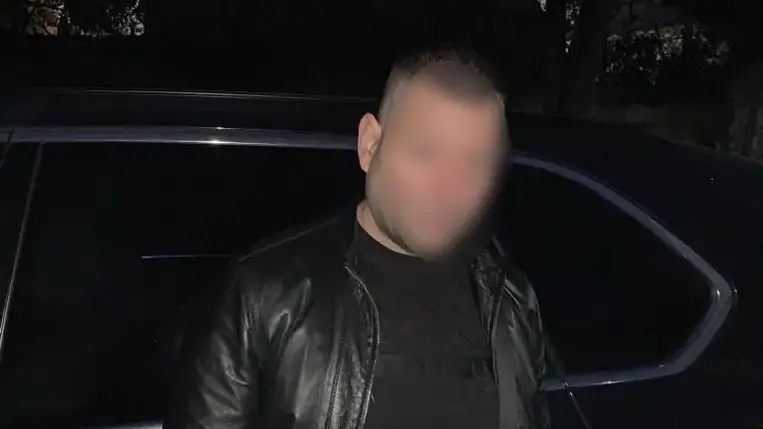 Kárpátalján a rendőrök őrizetbe vettek két bűnözőt, akik kiraboltak egy beregszászi benzinkutat. Fotó: Nemzeti Rendőrség