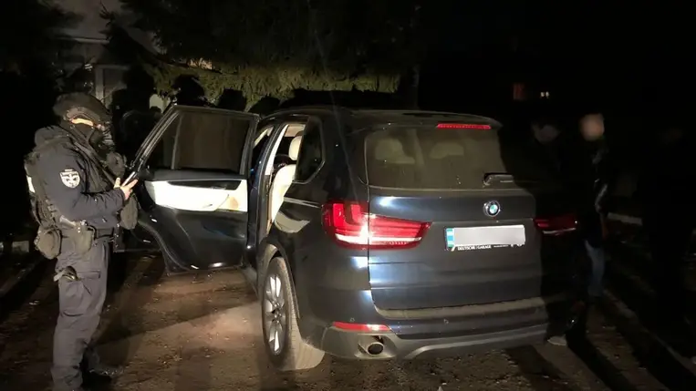 Kárpátalján a rendőrök őrizetbe vettek két bűnözőt, akik kiraboltak egy beregszászi benzinkutat. Fotó: Nemzeti Rendőrség