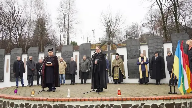 A Szolyvai Emlékparkban immár hagyományosan Erzsébet-nap tájékán gyűlnek össze a megemlékezők, hogy fejet hajtsanak az ártatlan áldozatok emléke előtt.