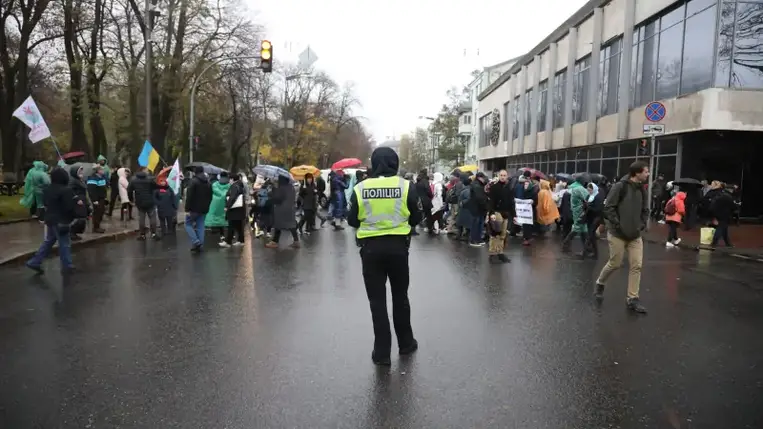 Ljasko: Az oltás ellen Kijevben tüntetők gúnyt űznek az orvosokból: november 3-i hírösszefoglaló