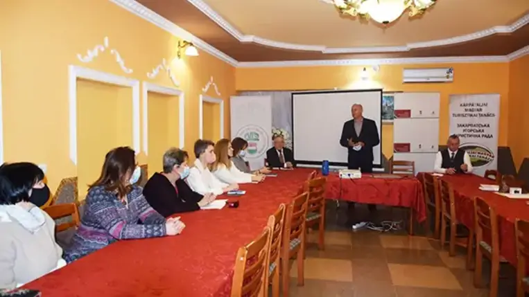 A fesztiválokhoz szervesen hozzátartozó vásári forgatag fontos szereplői a kézművesek, hangsúlyozta megnyitó beszédében Mester András, a KMTT elnöke. Az, hogy a turista milyen emléket visz haza, s mi módon kelti vidékünk jó hírét, nagyban függ a kézművesek felkészültségétől. 