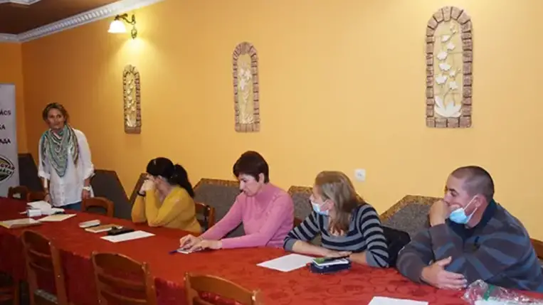 A fesztiválokhoz szervesen hozzátartozó vásári forgatag fontos szereplői a kézművesek, hangsúlyozta megnyitó beszédében Mester András, a KMTT elnöke. Az, hogy a turista milyen emléket visz haza, s mi módon kelti vidékünk jó hírét, nagyban függ a kézművesek felkészültségétől.