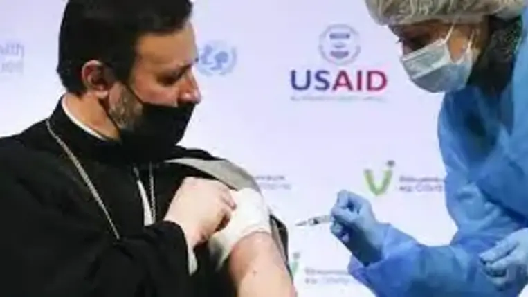 Ukrajnában újabb alkalmazottaknak tették kötelezővé a védőoltást