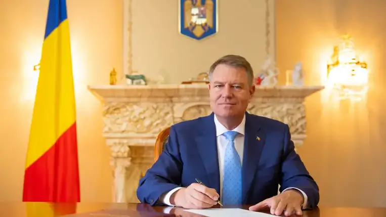 Klaus Iohannis román államfő köszönetet mondott pénteken Orbán Viktornak, amiért Magyarország segíti Romániát a koronavírus-járvány okozta nehéz helyzetben.