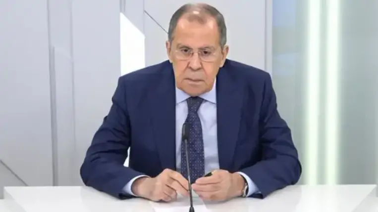 Lavrov: Oroszország felfüggeszti NATO-képviseletének tevékenységét