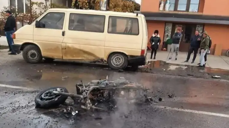 Baleset következtében kigyulladt egy motorkerékpár Nevetlenfaluban (Fotók)