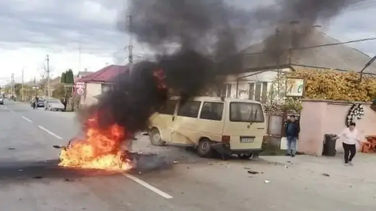 Baleset következtében kigyulladt egy motorkerékpár Nevetlenfaluban (Fotók)