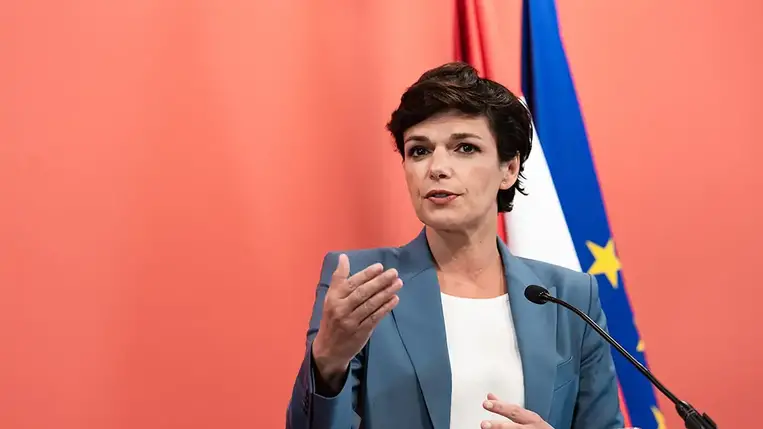 Pamela Rendi-Wagner, az SPÖ elnöke csalódottan nyilatkozott arról, hogy a Zöldek nem léptek ki a koalícióból. Véleménye szerint ugyanaz a kormányzati politika fog folytatódni, mint eddig.