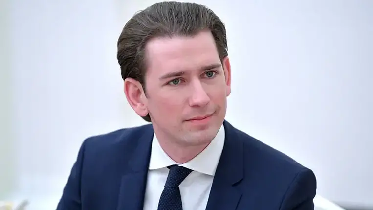 Sebastian Kurz osztrák kancellár megerősítette péntek este, hogy nem mond le tisztségéről, ő és kormányának néppárti tagjai továbbra is cselekvőképesek, és szándékukban áll az elkezdett munkát folytatni.