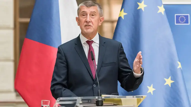Andrej Babis cseh kormányfő, az ANO elnöke beismerte mozgalma választási vereségét, gratulált a Spolu koalíciónak a győzelemhez, de nem zárta ki, hogy az államfőtől mégis ő kap kormányalakítási megbízatást.