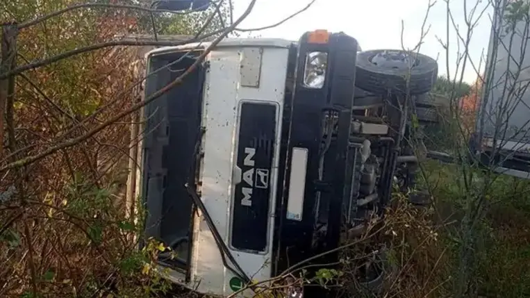 Huszt közelében történt közúti balesetben egy teherautó sofőrje vesztette életét.