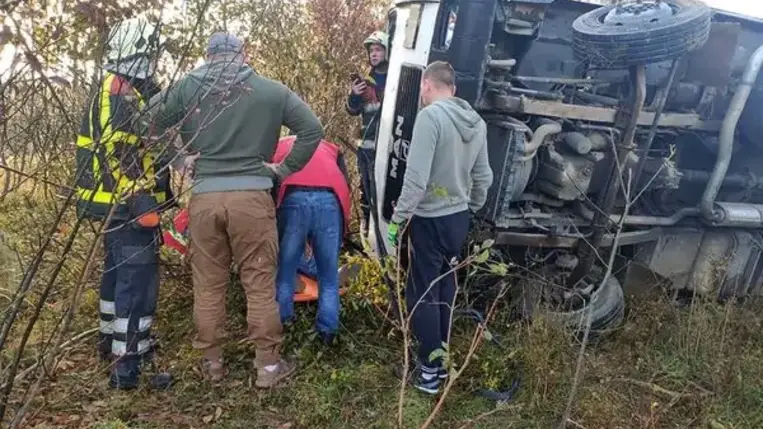 Huszt közelében történt közúti balesetben egy teherautó sofőrje vesztette életét.