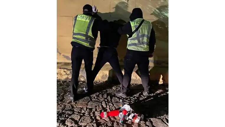 Beregszászban egy férfi meg akarta rongálni a római katolikus templom falát: október 20-i hírösszefoglaló