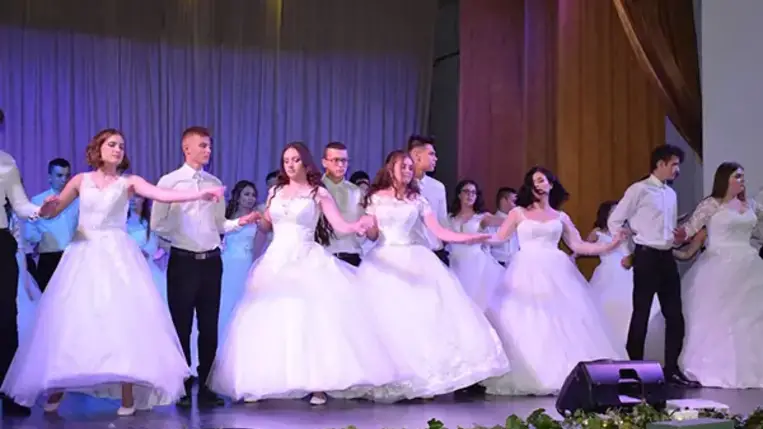 A Beregszászi Bethlen Gábor Magyar Líceum 37 végzős növendéke azt ünnepelte, hogy nemsokára befejeződik életüknek egy fontos szakasza, s hogy felkészültek az előttük álló megmérettetésre és kihívásokra. Fotó: Kovács Elemér