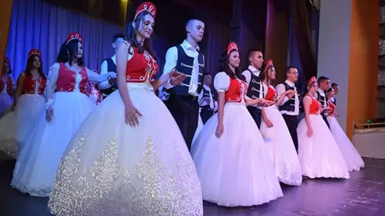 A Beregszászi Bethlen Gábor Magyar Líceum 37 végzős növendéke azt ünnepelte, hogy nemsokára befejeződik életüknek egy fontos szakasza, s hogy felkészültek az előttük álló megmérettetésre és kihívásokra. Fotó: Kovács Elemér