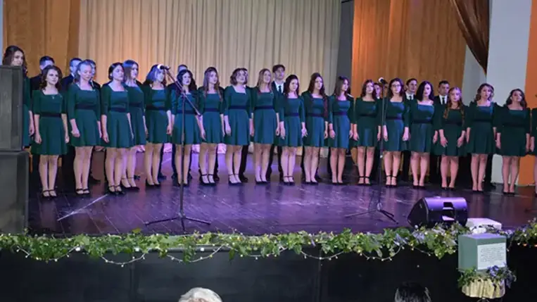 A Beregszászi Bethlen Gábor Magyar Líceum 37 végzős növendéke azt ünnepelte, hogy nemsokára befejeződik életüknek egy fontos szakasza, s hogy felkészültek az előttük álló megmérettetésre és kihívásokra. Fotó: Kovács Elemér