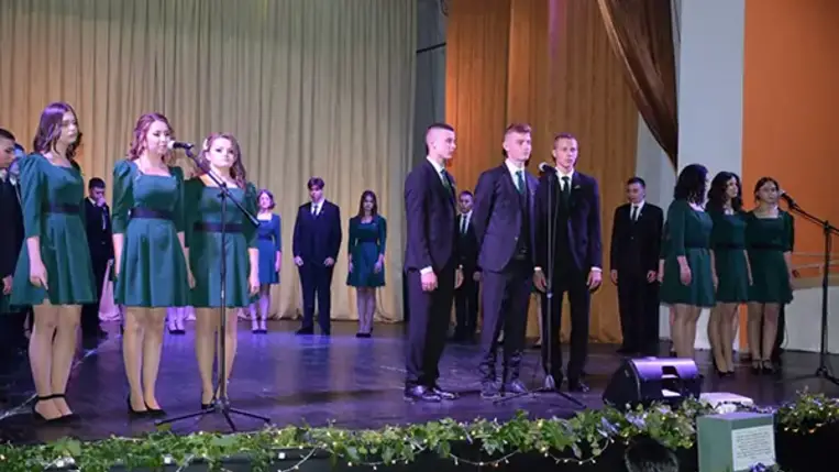 A Beregszászi Bethlen Gábor Magyar Líceum 37 végzős növendéke azt ünnepelte, hogy nemsokára befejeződik életüknek egy fontos szakasza, s hogy felkészültek az előttük álló megmérettetésre és kihívásokra. Fotó: Kovács Elemér