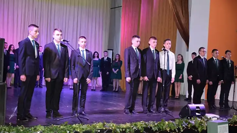 A Beregszászi Bethlen Gábor Magyar Líceum 37 végzős növendéke azt ünnepelte, hogy nemsokára befejeződik életüknek egy fontos szakasza, s hogy felkészültek az előttük álló megmérettetésre és kihívásokra. Fotó: Kovács Elemér