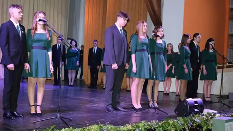 A Beregszászi Bethlen Gábor Magyar Líceum 37 végzős növendéke azt ünnepelte, hogy nemsokára befejeződik életüknek egy fontos szakasza, s hogy felkészültek az előttük álló megmérettetésre és kihívásokra. Fotó: Kovács Elemér