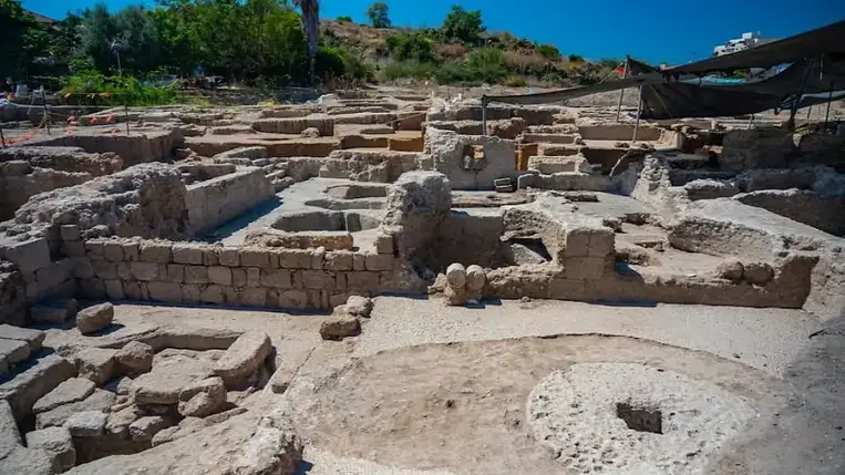 Hatalmas bizánci kori borászatot tártak fel Javnéban izraeli régészek