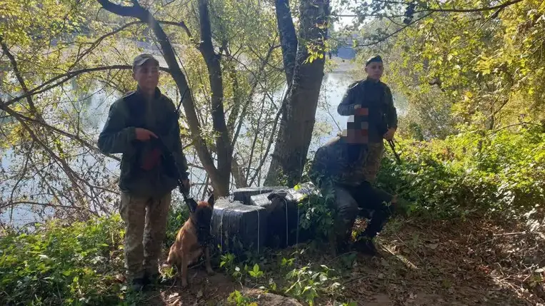 Tegnap Kárpátalján az ukrán határőrök 16,5 ezer doboz csempészcigarettát foglaltak le és elfogtak egy csempészt. Fotó: Ukrán Állami Határőrszolgálat