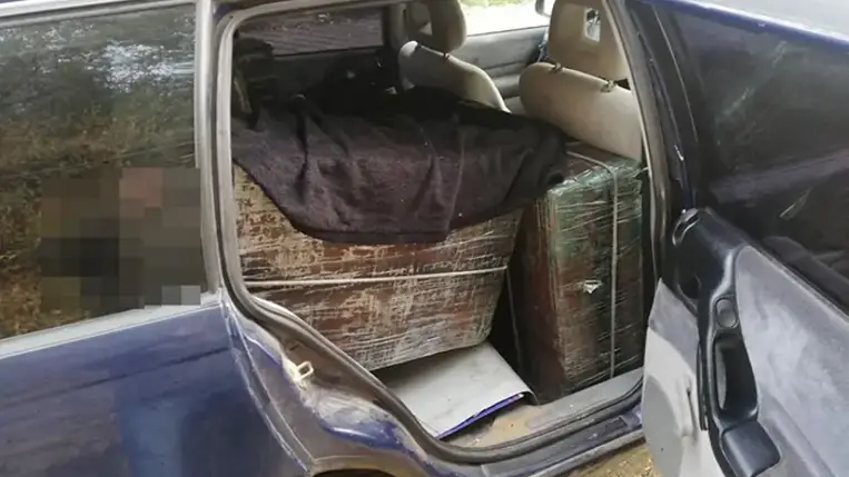 Az ukrán férfi csempészett cigarettát szállított, a szabolcsi rendőrök elfogták. Fotó: Police.hu