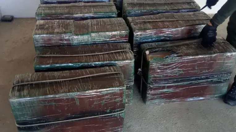 Az ukrán férfi csempészett cigarettát szállított, a szabolcsi rendőrök elfogták. Fotó: Police.hu