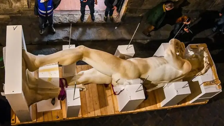 A dubaji Expón eltakarták Michelangelo Dávid-szobrának nemi szervét