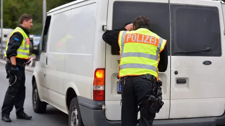 Újabb halálkamion: két migráns fulladt meg az embercsempész kisbuszában