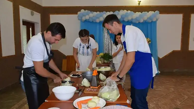 Homoki Szilvia, aki a falusi vendéglátással szülőfalujában, Beregdédában már két évtizeddel ezelőtt kezdett foglalkozni, ezúttal a csörögének való tésztát gyúrja be, miközben a tanfolyam hallgatói körbe állják.