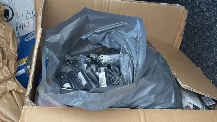 Egy ukrán férfi több mint száz fegyvertartozékot próbált behozni Ukrajna területére. Fotó: Ukrán Állami Határőrszolgálat
